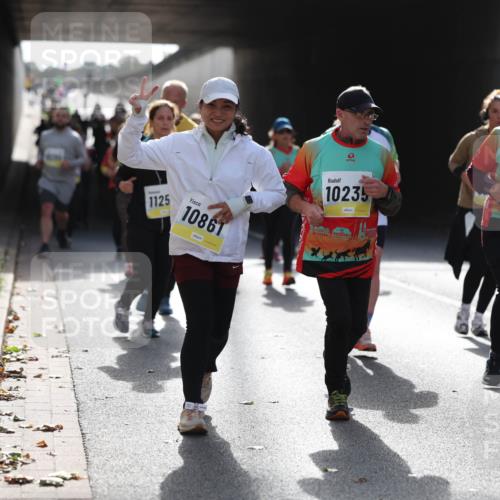 05.10.2025 - 20. swb-Marathon Bremen Michael Strokosch http://msf.ph/oto/9208278 05.10.2025 11:04:00 Laufen 1125, 10861, 20, 10235, 10236 meine-sportfotos.de