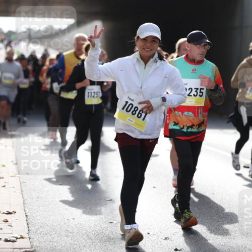 05.10.2025 - 20. swb-Marathon Bremen Michael Strokosch http://msf.ph/oto/9208284 05.10.2025 11:04:01 Laufen 11251, 10861, 235, 10236 meine-sportfotos.de