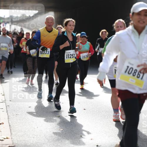 05.10.2025 - 20. swb-Marathon Bremen Michael Strokosch http://msf.ph/oto/9208287 05.10.2025 11:04:01 Laufen 10280, 1055, 10333, 11257, 11578, 1, 10861 meine-sportfotos.de