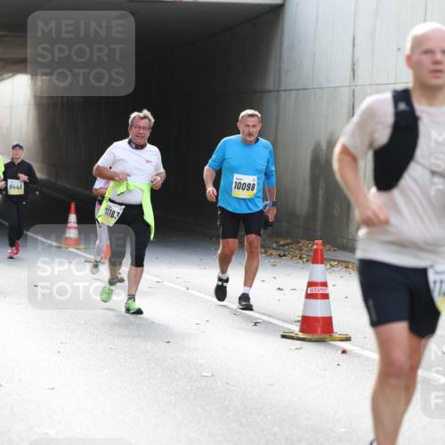 05.10.2025 - 20. swb-Marathon Bremen Michael Strokosch http://msf.ph/oto/9208390 05.10.2025 10:57:38 Laufen 9532, 9448, 105, 9812, 11183, 10098 meine-sportfotos.de