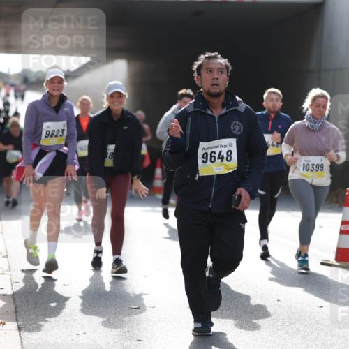 05.10.2025 - 20. swb-Marathon Bremen Michael Strokosch http://msf.ph/oto/9208397 05.10.2025 11:04:23 Laufen 9823, 8, 9648, 10399 meine-sportfotos.de