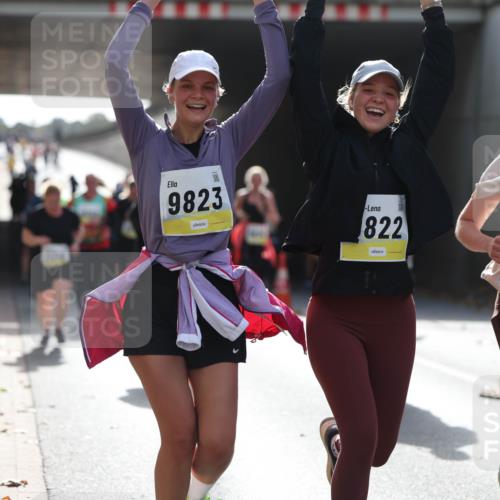 05.10.2025 - 20. swb-Marathon Bremen Michael Strokosch http://msf.ph/oto/9208412 05.10.2025 11:04:25 Laufen 9823, 822, 11161, 02605 meine-sportfotos.de