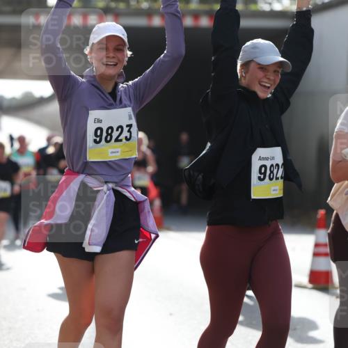 05.10.2025 - 20. swb-Marathon Bremen Michael Strokosch http://msf.ph/oto/9208413 05.10.2025 11:04:25 Laufen 9823, 9822, 1161 meine-sportfotos.de