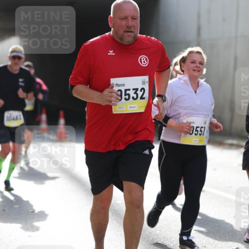 05.10.2025 - 20. swb-Marathon Bremen Michael Strokosch http://msf.ph/oto/9208414 05.10.2025 10:57:47 Laufen 9532, 16483, 02274, 551, 9398 meine-sportfotos.de