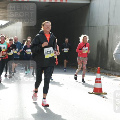 05.10.2025 - 20. swb-Marathon Bremen Michael Strokosch http://msf.ph/oto/9208421 05.10.2025 11:04:27 Laufen 11318, 058, 867, 0962, 10264, 10665, 526, 388 meine-sportfotos.de
