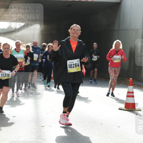 05.10.2025 - 20. swb-Marathon Bremen Michael Strokosch http://msf.ph/oto/9208423 05.10.2025 11:04:27 Laufen 11318, 0058, 10264, 9526 meine-sportfotos.de