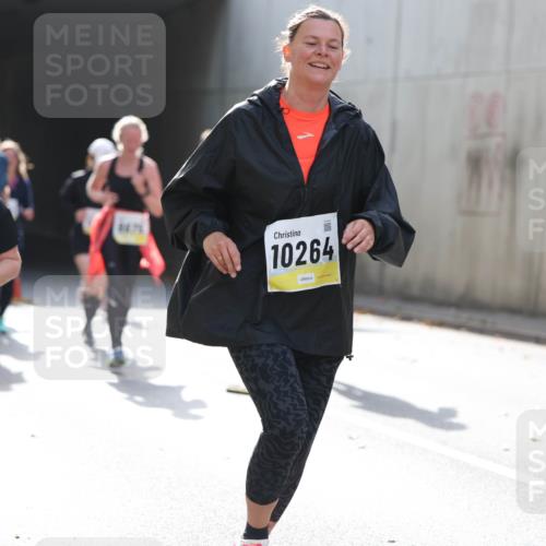 05.10.2025 - 20. swb-Marathon Bremen Michael Strokosch http://msf.ph/oto/9208429 05.10.2025 11:04:29 Laufen 11318, 414, 776, 10264 meine-sportfotos.de