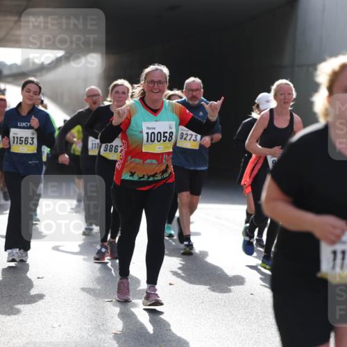 05.10.2025 - 20. swb-Marathon Bremen Michael Strokosch http://msf.ph/oto/9208437 05.10.2025 11:04:30 Laufen 11563, 111, 9867, 10058, 9273, 11318 meine-sportfotos.de