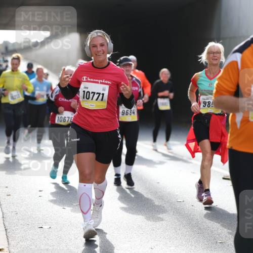 05.10.2025 - 20. swb-Marathon Bremen Michael Strokosch http://msf.ph/oto/9208447 05.10.2025 10:57:52 Laufen 10771, 02154, 9684, 10678, 98, 485 meine-sportfotos.de