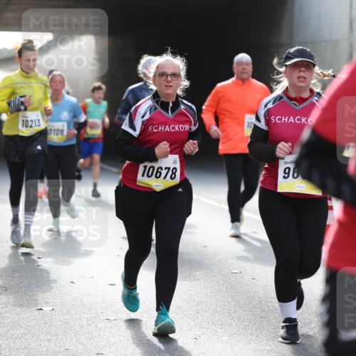 05.10.2025 - 20. swb-Marathon Bremen Michael Strokosch http://msf.ph/oto/9208458 05.10.2025 10:57:54 Laufen 10213, 0106, 10678, 96, 68, 107 meine-sportfotos.de