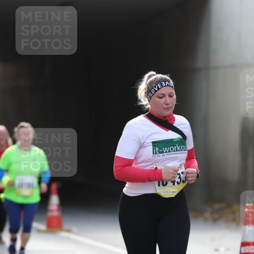 05.10.2025 - 20. swb-Marathon Bremen Michael Strokosch http://msf.ph/oto/9208616 05.10.2025 11:06:08 Laufen 33, 02075 meine-sportfotos.de