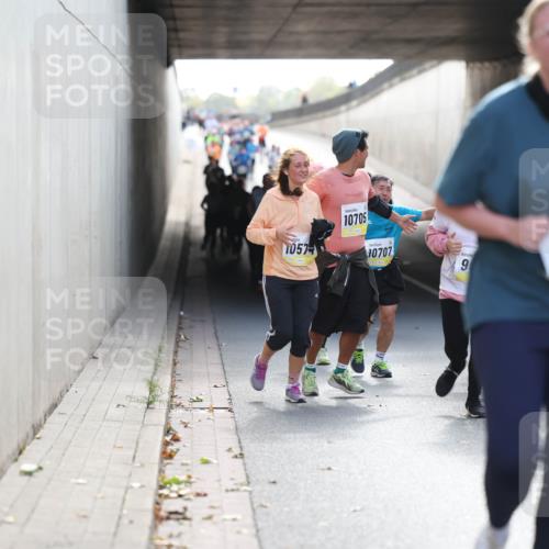 05.10.2025 - 20. swb-Marathon Bremen Michael Strokosch http://msf.ph/oto/9208698 05.10.2025 11:06:29 Laufen 0574, 10705, 10707, 9 meine-sportfotos.de