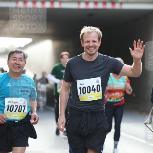 05.10.2025 - 20. swb-Marathon Bremen Michael Strokosch http://msf.ph/oto/9208737 05.10.2025 11:06:35 Laufen 10040, 10707, 01852, 10 meine-sportfotos.de