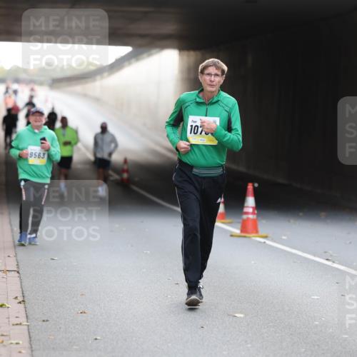 05.10.2025 - 20. swb-Marathon Bremen Michael Strokosch http://msf.ph/oto/9208816 05.10.2025 11:09:33 Laufen 9563, 107, 11008 meine-sportfotos.de