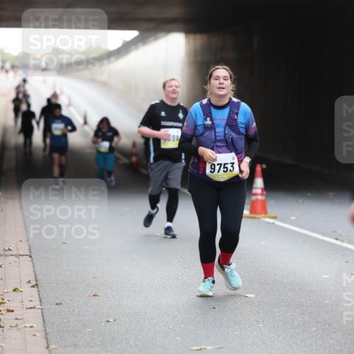 05.10.2025 - 20. swb-Marathon Bremen Michael Strokosch http://msf.ph/oto/9208872 05.10.2025 11:09:50 Laufen 698, 9753 meine-sportfotos.de