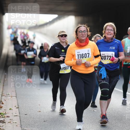 05.10.2025 - 20. swb-Marathon Bremen Michael Strokosch http://msf.ph/oto/9208918 05.10.2025 11:07:14 Laufen 11607, 1072, 01887, 17, 11551 meine-sportfotos.de