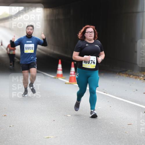 05.10.2025 - 20. swb-Marathon Bremen Michael Strokosch http://msf.ph/oto/9208919 05.10.2025 11:09:59 Laufen 10808, 10874 meine-sportfotos.de