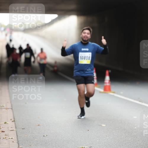 05.10.2025 - 20. swb-Marathon Bremen Michael Strokosch http://msf.ph/oto/9208927 05.10.2025 11:10:01 Laufen 10808, 11087, 02240 meine-sportfotos.de