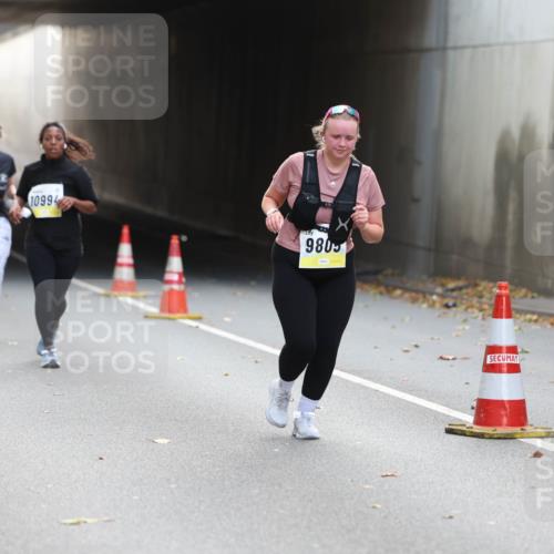 05.10.2025 - 20. swb-Marathon Bremen Michael Strokosch http://msf.ph/oto/9208979 05.10.2025 11:10:22 Laufen 11082, 1047, 10994, 9805 meine-sportfotos.de