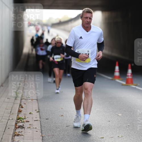 05.10.2025 - 20. swb-Marathon Bremen Michael Strokosch http://msf.ph/oto/9208987 05.10.2025 11:07:32 Laufen  meine-sportfotos.de