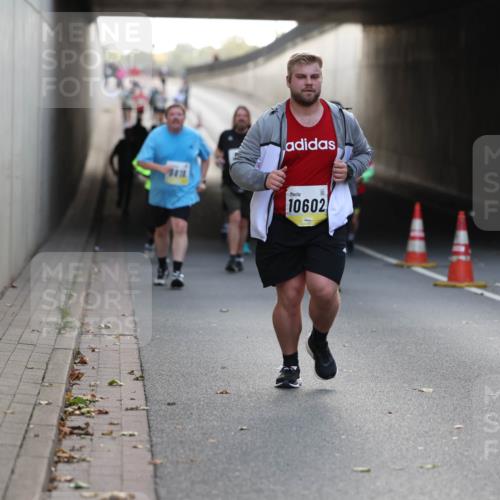 05.10.2025 - 20. swb-Marathon Bremen Michael Strokosch http://msf.ph/oto/9209039 05.10.2025 11:07:43 Laufen 10602 meine-sportfotos.de