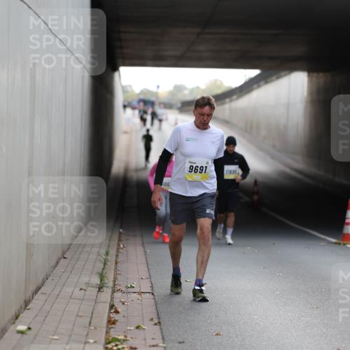 05.10.2025 - 20. swb-Marathon Bremen Michael Strokosch http://msf.ph/oto/9209064 05.10.2025 11:11:02 Laufen 9691, 11694 meine-sportfotos.de