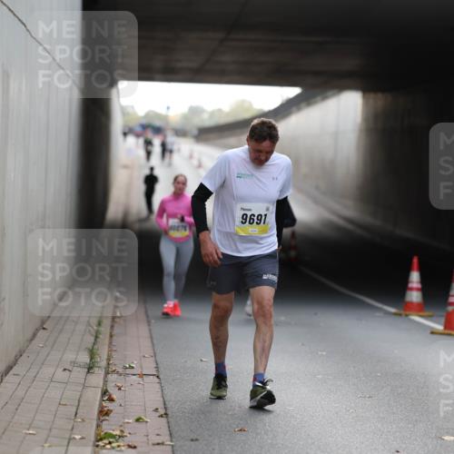 05.10.2025 - 20. swb-Marathon Bremen Michael Strokosch http://msf.ph/oto/9209067 05.10.2025 11:11:03 Laufen 9691 meine-sportfotos.de