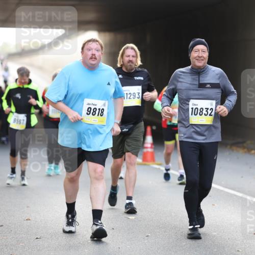 05.10.2025 - 20. swb-Marathon Bremen Michael Strokosch http://msf.ph/oto/9209068 05.10.2025 11:07:48 Laufen 9557, 9818, 1293, 10832 meine-sportfotos.de