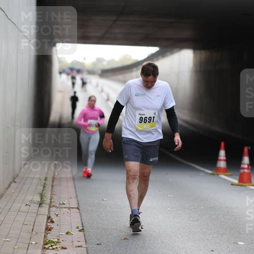 05.10.2025 - 20. swb-Marathon Bremen Michael Strokosch http://msf.ph/oto/9209071 05.10.2025 11:11:03 Laufen 9691 meine-sportfotos.de
