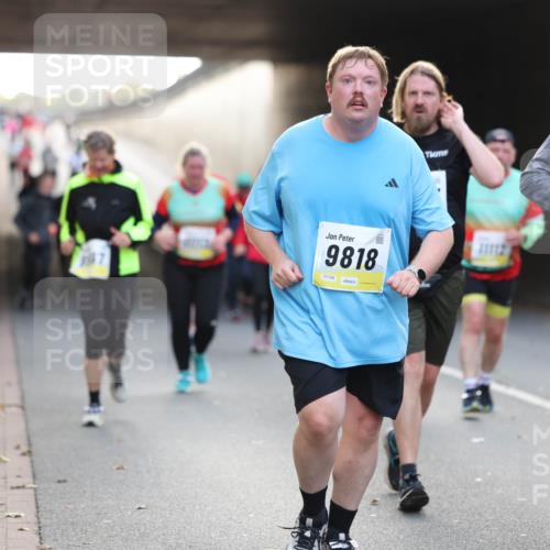 05.10.2025 - 20. swb-Marathon Bremen Michael Strokosch http://msf.ph/oto/9209074 05.10.2025 11:07:49 Laufen 9818, 02168, 10832, 02171 meine-sportfotos.de