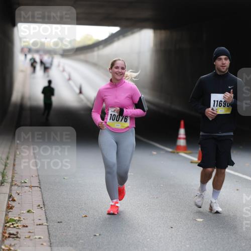 05.10.2025 - 20. swb-Marathon Bremen Michael Strokosch http://msf.ph/oto/9209095 05.10.2025 11:11:09 Laufen 10076, 11690 meine-sportfotos.de
