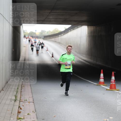 05.10.2025 - 20. swb-Marathon Bremen Michael Strokosch http://msf.ph/oto/9209102 05.10.2025 11:11:18 Laufen 10795 meine-sportfotos.de
