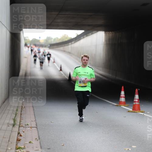 05.10.2025 - 20. swb-Marathon Bremen Michael Strokosch http://msf.ph/oto/9209104 05.10.2025 11:11:19 Laufen 1073 meine-sportfotos.de