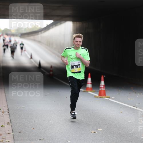 05.10.2025 - 20. swb-Marathon Bremen Michael Strokosch http://msf.ph/oto/9209111 05.10.2025 11:11:20 Laufen 10795 meine-sportfotos.de
