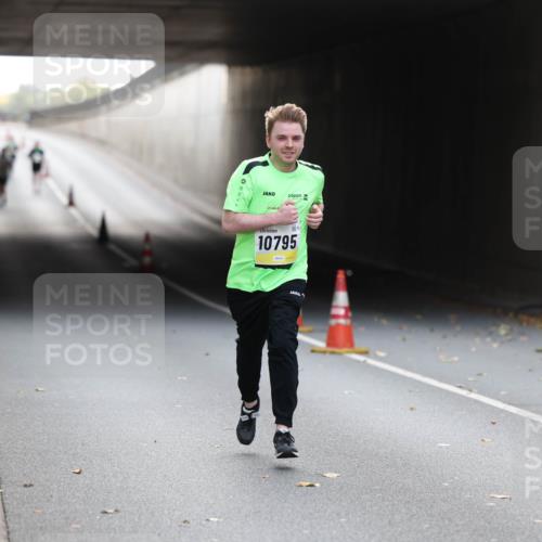 05.10.2025 - 20. swb-Marathon Bremen Michael Strokosch http://msf.ph/oto/9209115 05.10.2025 11:11:20 Laufen 10, 10795 meine-sportfotos.de