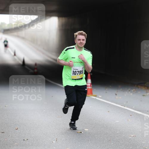 05.10.2025 - 20. swb-Marathon Bremen Michael Strokosch http://msf.ph/oto/9209117 05.10.2025 11:11:20 Laufen 20, 10795 meine-sportfotos.de