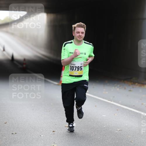 05.10.2025 - 20. swb-Marathon Bremen Michael Strokosch http://msf.ph/oto/9209120 05.10.2025 11:11:21 Laufen 25, 10795 meine-sportfotos.de