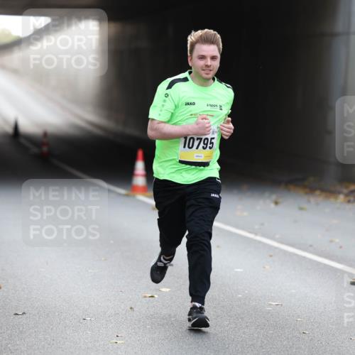 05.10.2025 - 20. swb-Marathon Bremen Michael Strokosch http://msf.ph/oto/9209122 05.10.2025 11:11:21 Laufen 1, 10795 meine-sportfotos.de