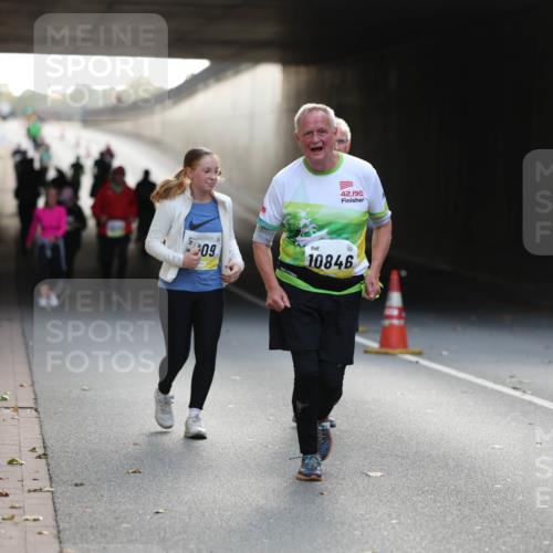 05.10.2025 - 20. swb-Marathon Bremen Michael Strokosch http://msf.ph/oto/9209191 05.10.2025 11:08:30 Laufen 09, 42, 195, 10846 meine-sportfotos.de