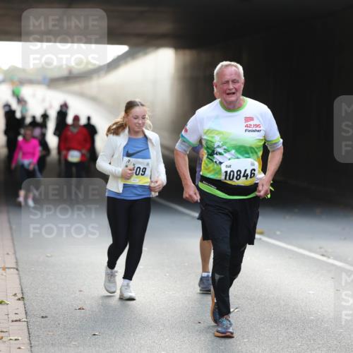 05.10.2025 - 20. swb-Marathon Bremen Michael Strokosch http://msf.ph/oto/9209198 05.10.2025 11:08:30 Laufen 09, 42, 195, 10846 meine-sportfotos.de