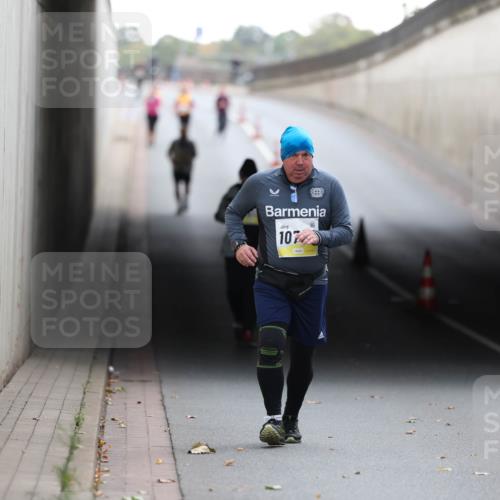 05.10.2025 - 20. swb-Marathon Bremen Michael Strokosch http://msf.ph/oto/9209298 05.10.2025 11:14:16 Laufen 1074 meine-sportfotos.de
