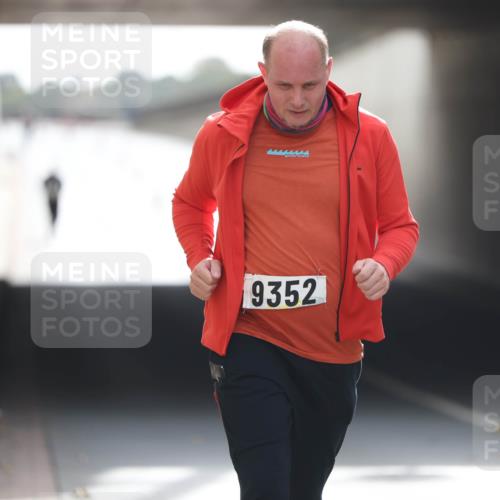 05.10.2025 - 20. swb-Marathon Bremen Michael Strokosch http://msf.ph/oto/9209446 05.10.2025 11:18:08 Laufen 9352 meine-sportfotos.de