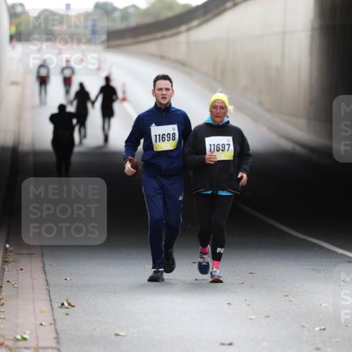 05.10.2025 - 20. swb-Marathon Bremen Michael Strokosch http://msf.ph/oto/9209474 05.10.2025 11:19:33 Laufen 11698, 11697 meine-sportfotos.de