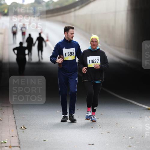 05.10.2025 - 20. swb-Marathon Bremen Michael Strokosch http://msf.ph/oto/9209476 05.10.2025 11:19:34 Laufen 11698, 11697 meine-sportfotos.de