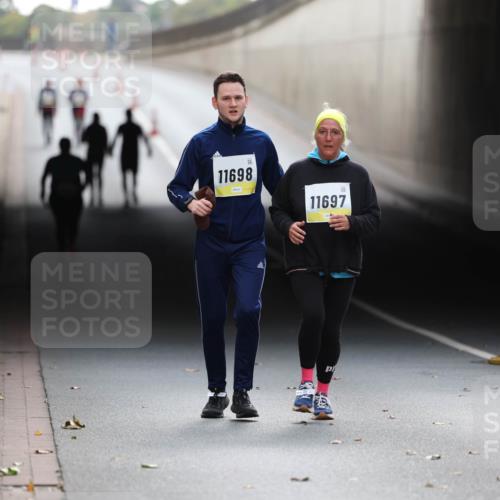 05.10.2025 - 20. swb-Marathon Bremen Michael Strokosch http://msf.ph/oto/9209478 05.10.2025 11:19:35 Laufen 11698, 11697 meine-sportfotos.de