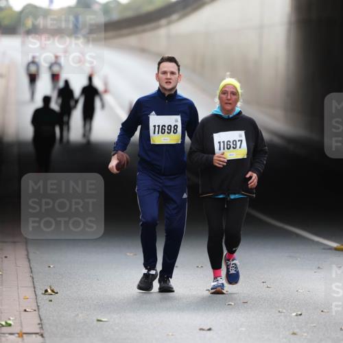 05.10.2025 - 20. swb-Marathon Bremen Michael Strokosch http://msf.ph/oto/9209479 05.10.2025 11:19:35 Laufen 11698, 11697 meine-sportfotos.de