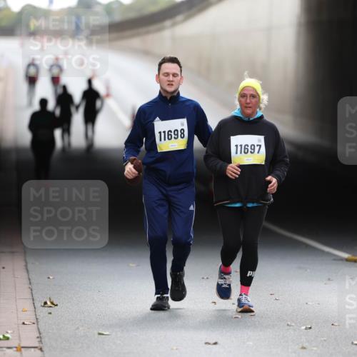05.10.2025 - 20. swb-Marathon Bremen Michael Strokosch http://msf.ph/oto/9209480 05.10.2025 11:19:35 Laufen 11698, 11697 meine-sportfotos.de