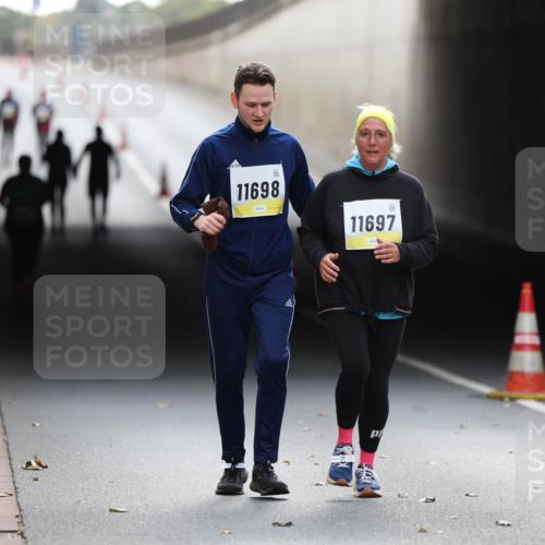 05.10.2025 - 20. swb-Marathon Bremen Michael Strokosch http://msf.ph/oto/9209483 05.10.2025 11:19:36 Laufen 11698, 11697 meine-sportfotos.de
