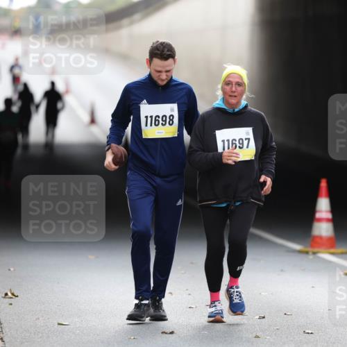 05.10.2025 - 20. swb-Marathon Bremen Michael Strokosch http://msf.ph/oto/9209484 05.10.2025 11:19:36 Laufen 11698, 11697 meine-sportfotos.de