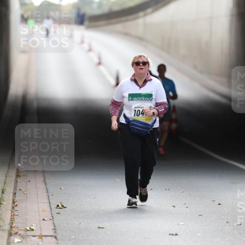 05.10.2025 - 20. swb-Marathon Bremen Michael Strokosch http://msf.ph/oto/9209537 05.10.2025 11:21:02 Laufen 104 meine-sportfotos.de